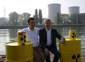 Cem Özdemir und Tarek Al-Wazir auf einem Solarboot vor Biblis