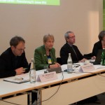 Podium: Von Links Dr. Jürgen Gies, Gerda Weigel-Greilich, Peter Lindner und Karin Müller.