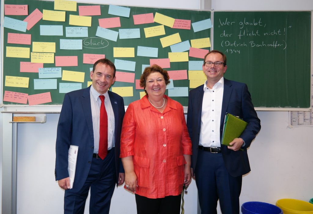 Besuch der Jawlenskyschule (v.l.): Kultusminister Prof. Dr. R. Alexander Lorz, Schulleiterin Elvira van Haasteren und der GRÜNE Fraktionsvorsitzende Mathias Wagner 