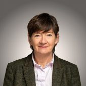 Portraitfoto von Hildegard Förster-Heldmann vor grauem Hintergrund.