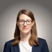 Portraitfoto von Miriam Dahlke vor grauem Hintergrund.