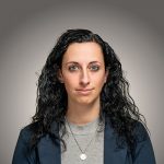 Portraitfoto von Vanessa Gronemann vor grauem Hintergrund.