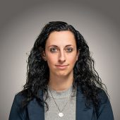 Portraitfoto von Vanessa Gronemann vor grauem Hintergrund.