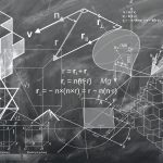 geometrische Zeichnungen und mathematische Formeln auf einer Schultafel