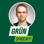 Rundes Portraitfoto von Christoph Sippel mit einer Sprechblase mit dem Text "GRÜN spricht" auf dunkelgrünem Hintergrund.