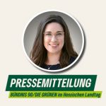 Rundes Portraitfoto von Nina Eisenhardt mit einer Sprechblase mit dem Text "Pressemitteilung" auf hellem Hintergrund.