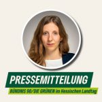 Rundes Portraitfoto von Julia Herz mit einer Sprechblase mit dem Text "Pressemitteilung" auf hellem Hintergrund.