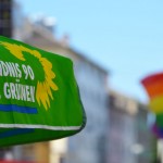 Foto: Grüner Sonnenschirm mit CSD-Flagge