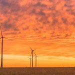 Symbolbild Energie und Klima - Windpark im Sonnenaufgang