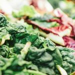 Symbolbild Gesundheit - Gemüse in Ladenauslage mit Tiefenunschärfe