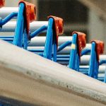 Verbraucherschutz Symbolbild - Reihe von blauen Einkaufswagen mit Tiefen-Unschärfe